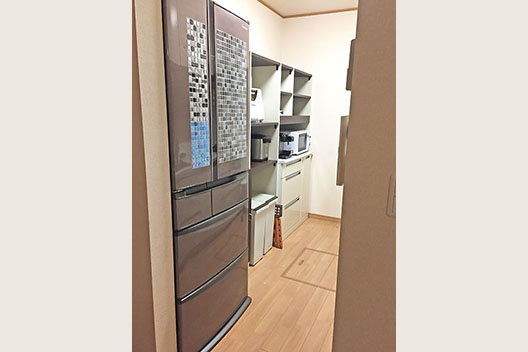 冷蔵庫幅に合わせたキッチン収納棚